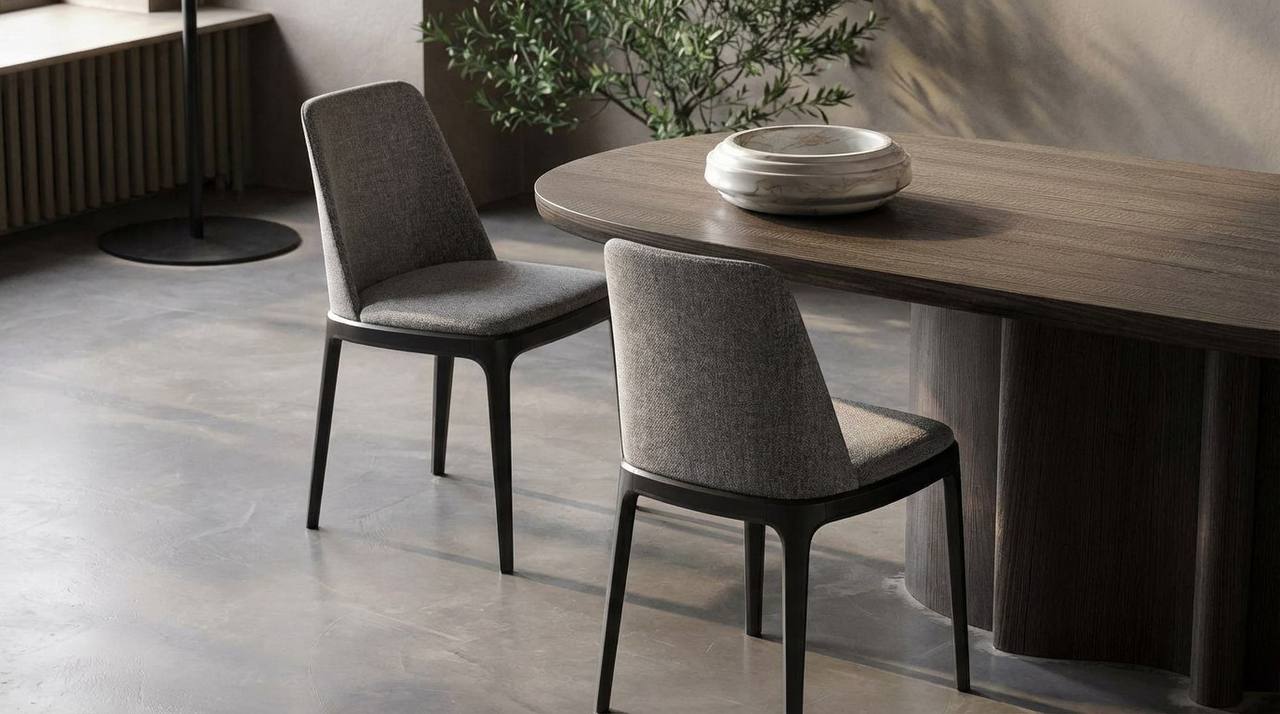 Современная обеденная зона с мягкими стульями Ence на черном каркасе